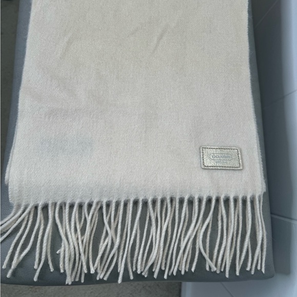 Coach Wool/Cashmere cream/beige scarf - Picture 4 of 7